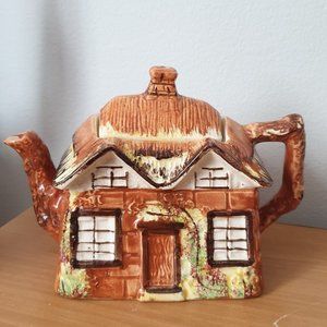 Vintage Teapot "Cottage" made in England great condition